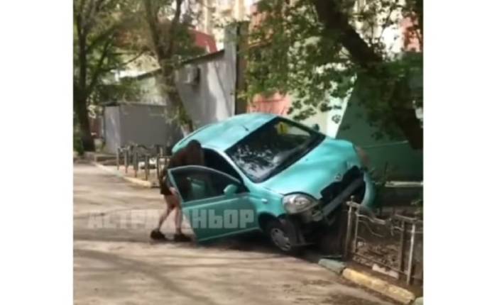 Астраханка залетела на ограждение: кадры улетной парковки