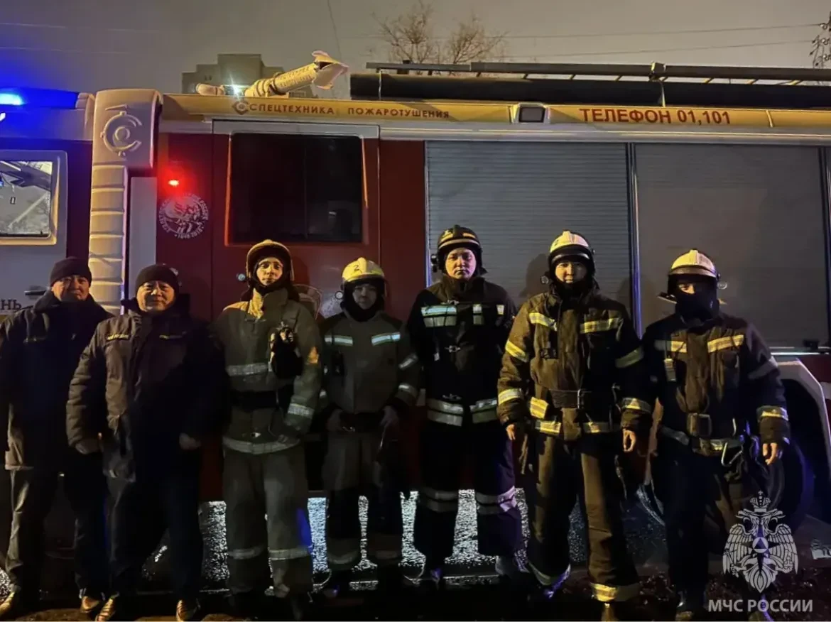 Девочку-подростка и ее кота вытащили пожарные из горящей квартиры в Астрахани