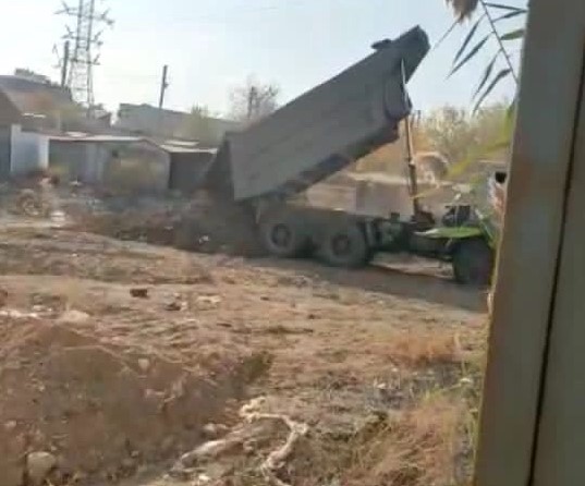 В Астрахани подрядная организация сбрасывает стройотходы на почву