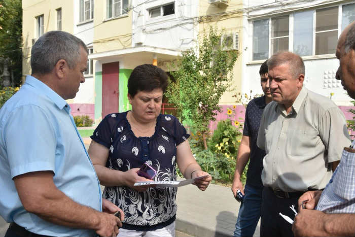 Администрация города благоустраивает дворы отдаленных микрорайонов