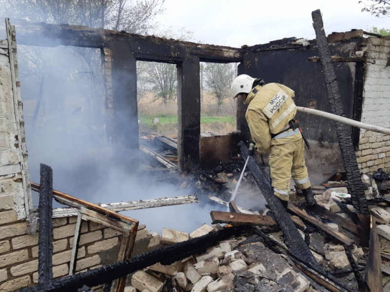 За сутки в Астраханской области сгорели квартира, аптека и хозпостройки