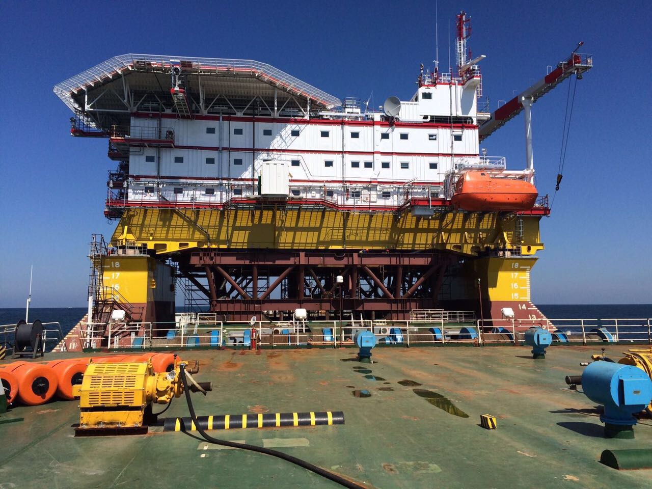 Лукойл начал установку верхнего строения второй платформы жилого модуля на месторождении им. В. Филановского