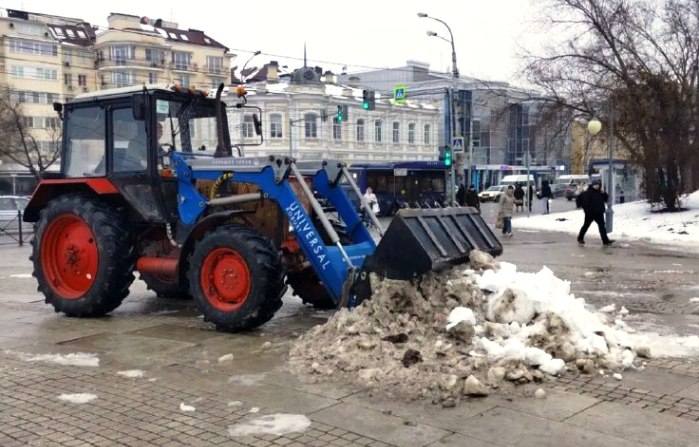 За выходные из Астрахани вывезли более 900 тонн снега и талой воды