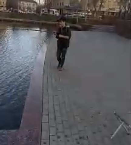 Видео дня: юный астраханец поймал рыбу в Лебедином озере