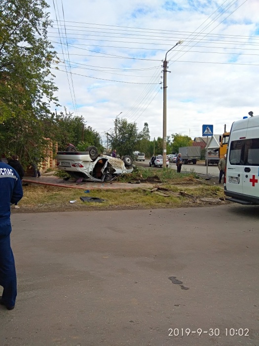 В Астрахани утром после столкновения с КамАЗом перевернулось такси с пассажирами: видео