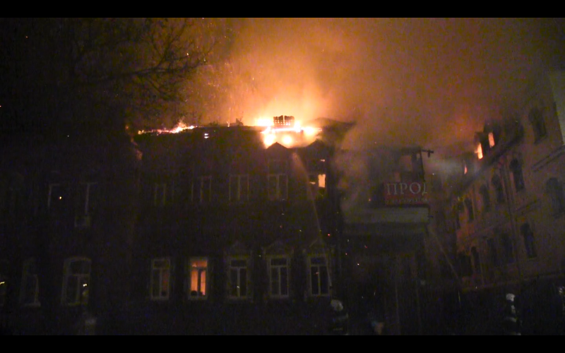 В Астрахани произошел крупный пожар: горели жилой дом и медицинский центр