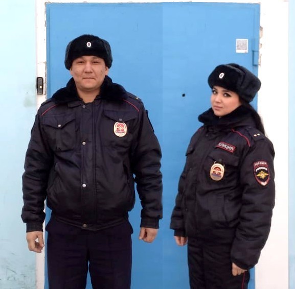 Чуть не опоздали. Астраханские полиция и МЧС спасали из запертой квартиры супружескую пару