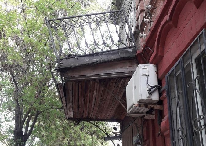 Балконные ужасы: астраханцы ходят в страхе по улице Свердлова