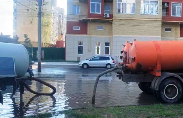 За ночь с улиц Астрахани откачали почти 300 кубометров дождевой воды