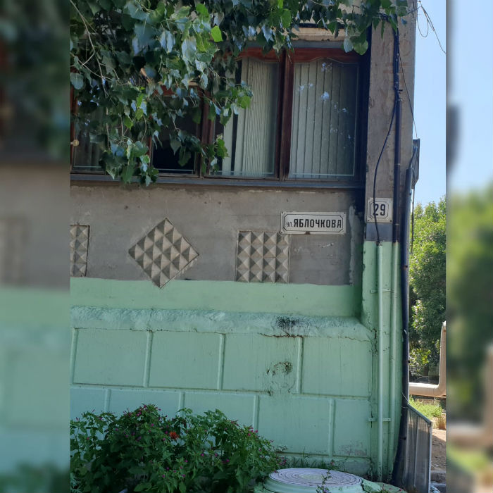 Жильцы дома на Яблочкова, во дворе которого погиб ребенок, с криками просят убрать еще одну бетонную плиту: видео