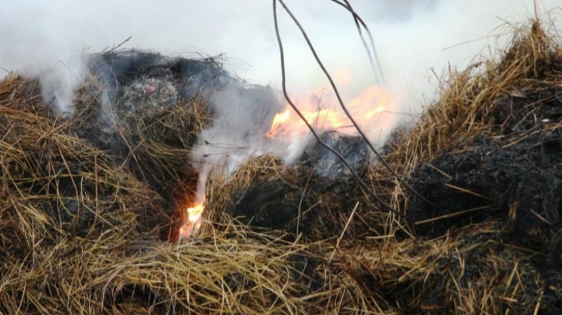 В Астраханской области из-за курильщика сгорело более семи тонн сена