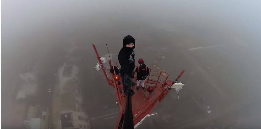 Астраханский руфер делает селфи на самых высоких точках города