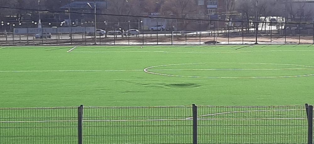 На недавно отремонтированном стадионе появилась яма 