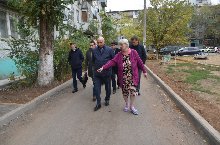 Радик Харисов осмотрел ход ремонтных работ во дворах Советского района