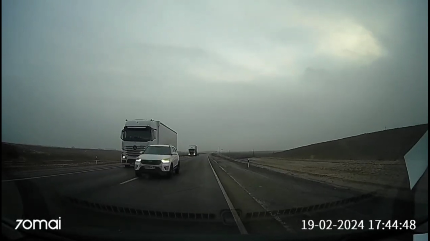 Водитель показал видео, как обгон на астраханской трассе чуть не привел к трагедии