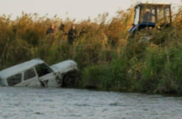 Под Астраханью автомобиль ушел под воду, погиб мужчина