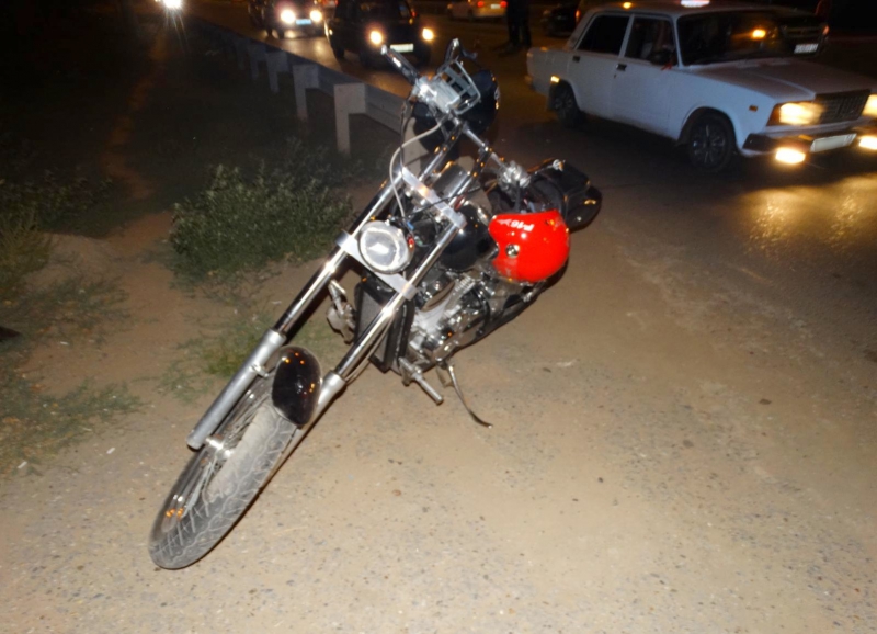 В Астрахани опрокинулся мотоцикл: пострадали водитель и пассажирка