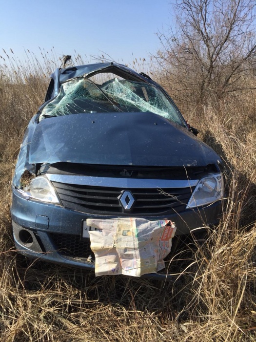 Серьезная авария на астраханской трассе: перевернулось Рено с ребенком