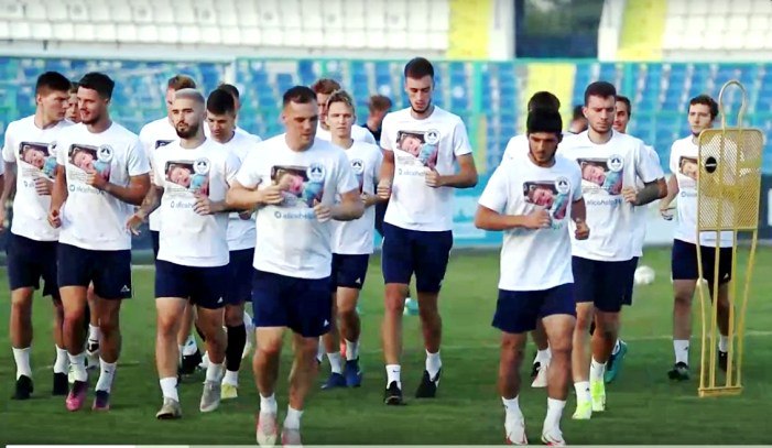 Игроки астраханского ФК «Волгарь» вышли на предматчевую тренировку в необычных футболках