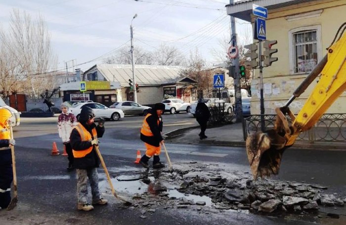 В Астрахани на дорогах устраняют наледь, из-за чего перекрывается автодвижение
