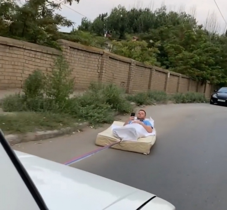 Астраханец прокатился по городу на матрасе: видео