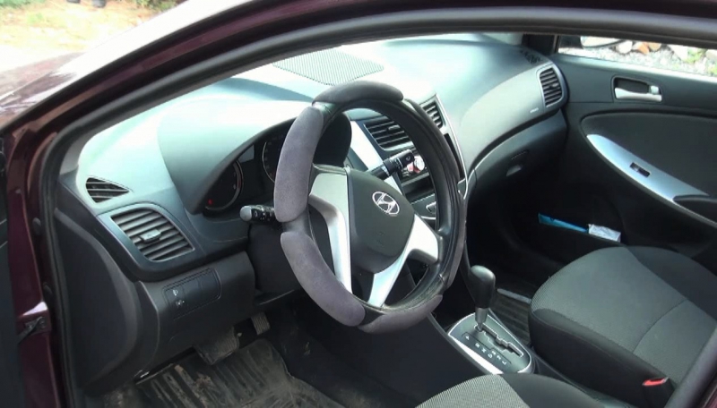 В Астрахани директор автофирмы и юрист угнали автомобиль