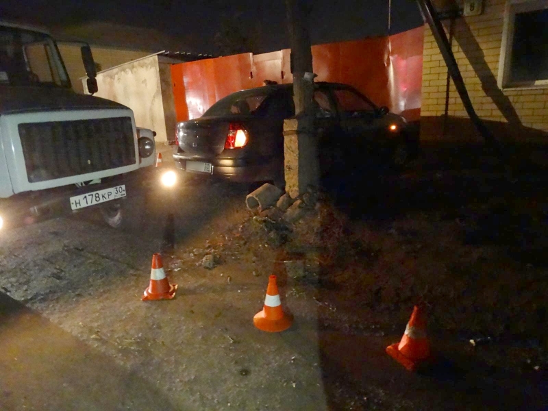 В Астрахани иномарка врезалась в бетонную опору ЛЭП