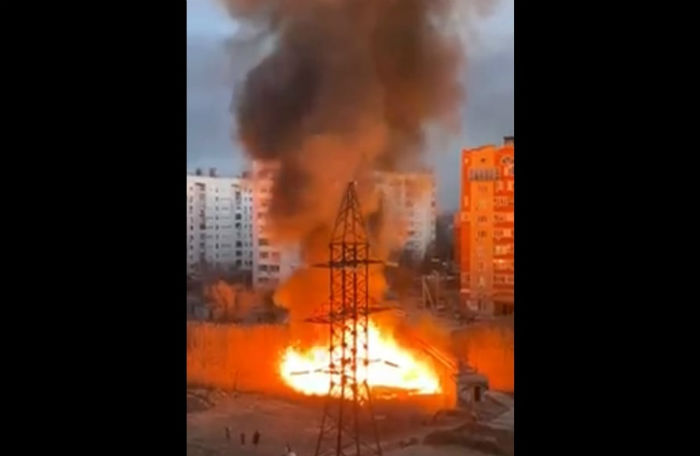 Кадры мощного камышового пожара в черте Астрахани выложили в сеть