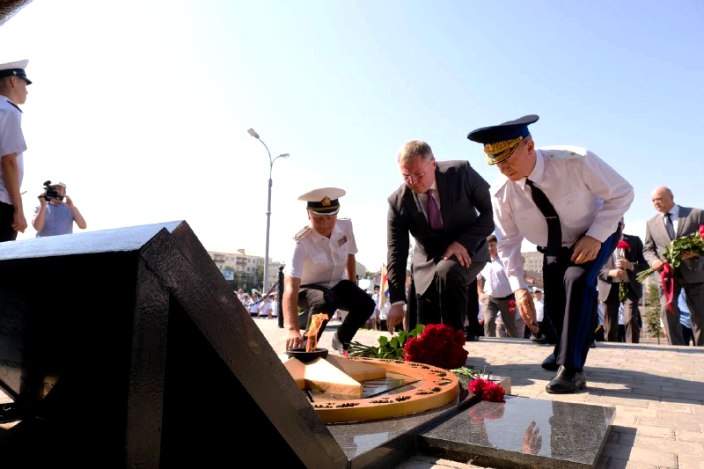 В честь Дня ВМФ астраханский губернатор возложил цветы к памятникам Петру I и погибшим кораблям