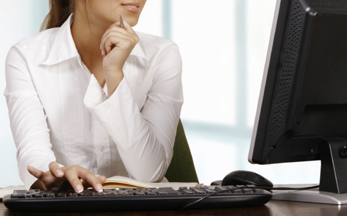 Четверть опрошенных астраханцев признались, что хранят личные данные в рабочих компьютерах