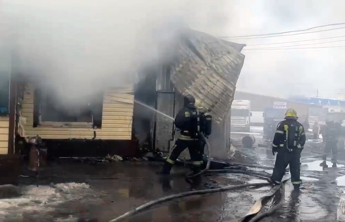 В Астрахани запылали административное здание и склад на рынке «Славянский»
