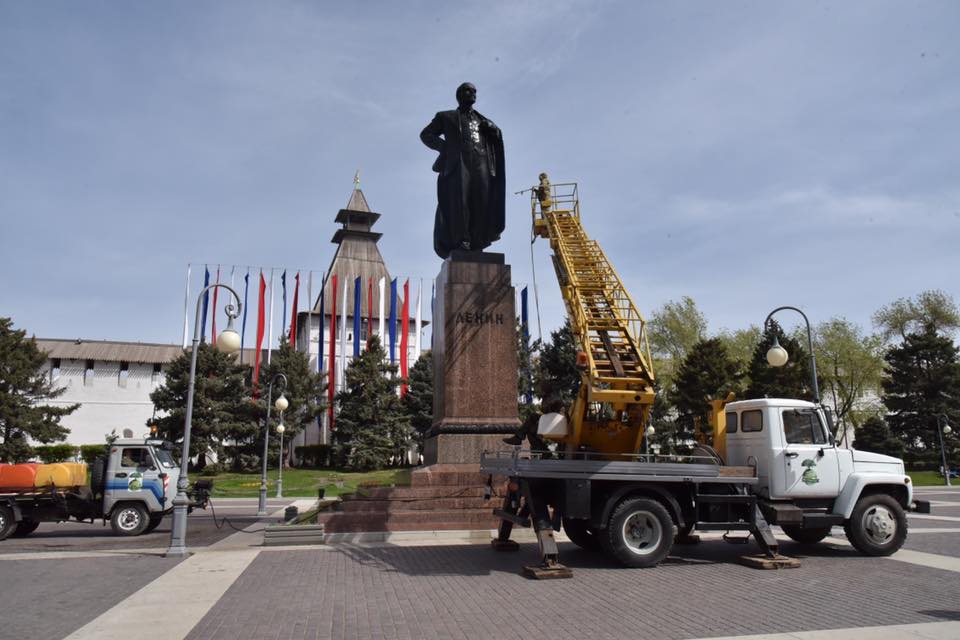 В Астрахани на площади помыли памятник Ленину