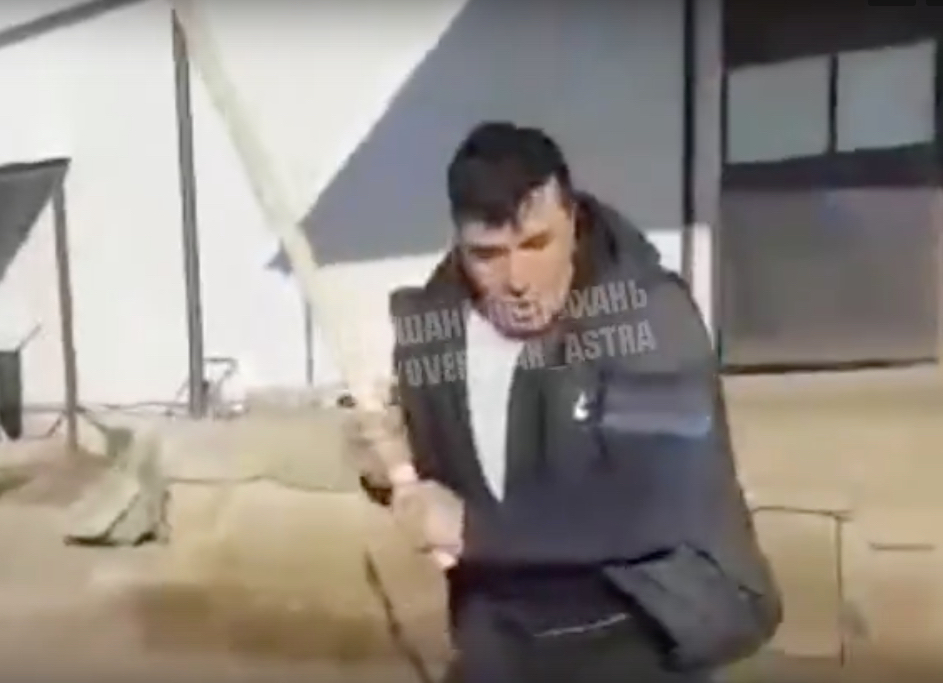 Опубликованы кадры жестокого избиения палкой мужчины под Астраханью