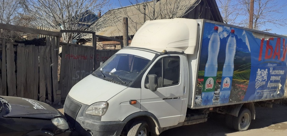 Водитель ГАЗели заблокировал астраханцам выезд из дома