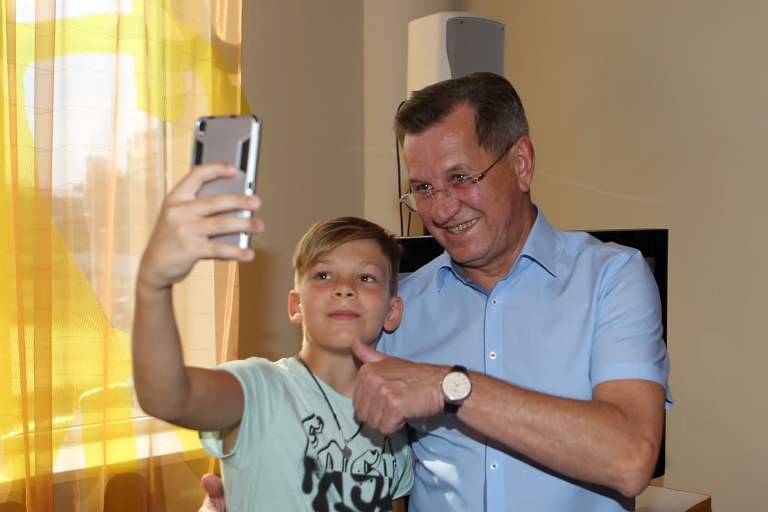 Юные астраханские журналисты спросили у губернатора про его деньги