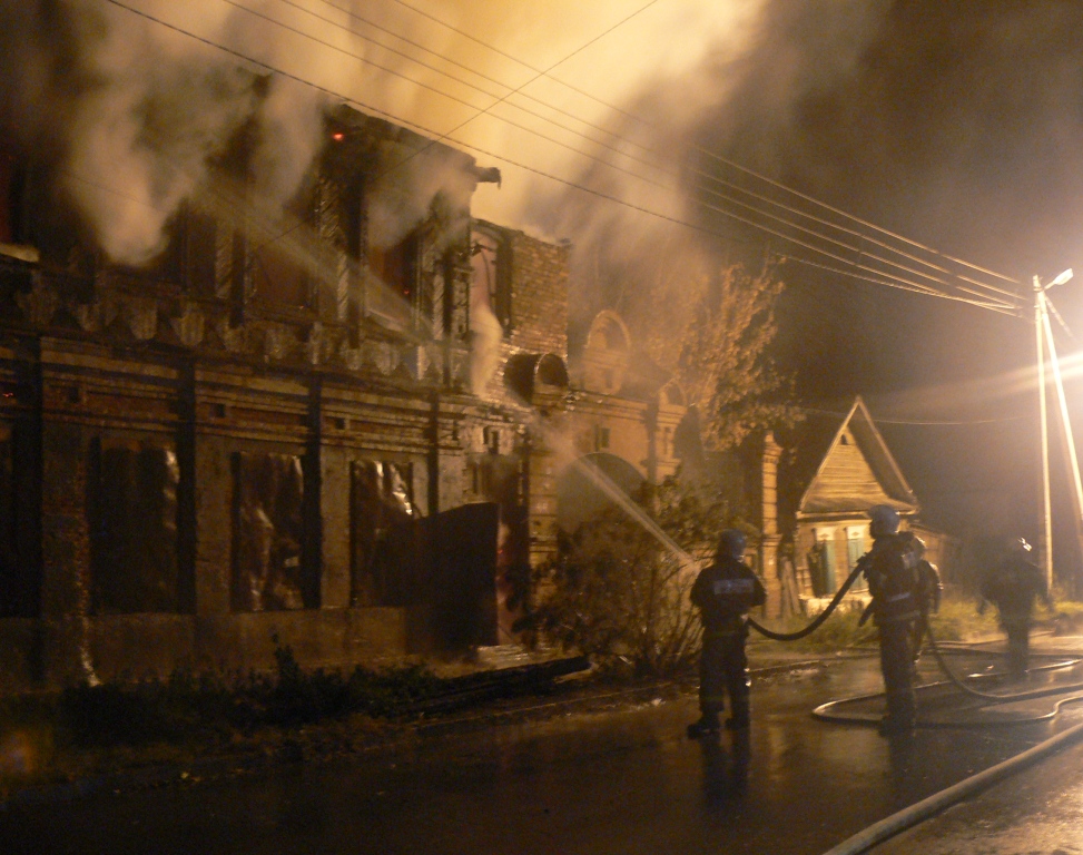 В Астрахани на пожаре снова погиб человек
