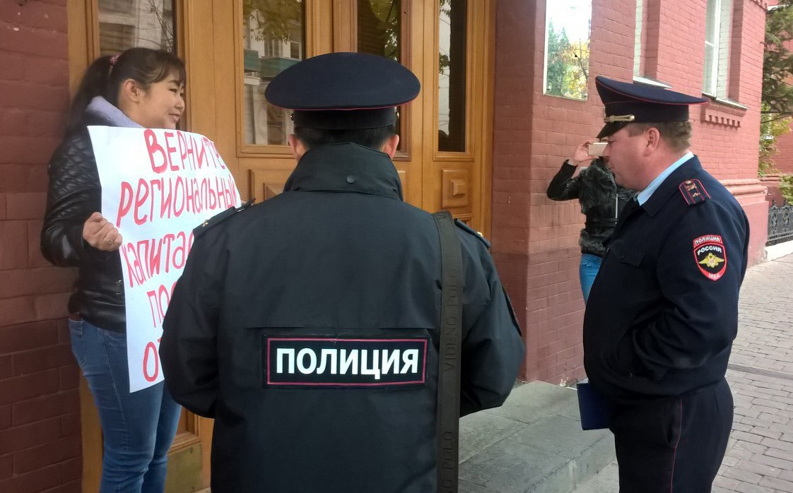 Зачем многодетные мамы пикетировали у Красного здания