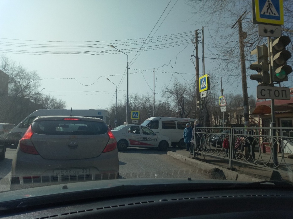 Астраханцы в шоке от цен на такси из-за массовых заторов