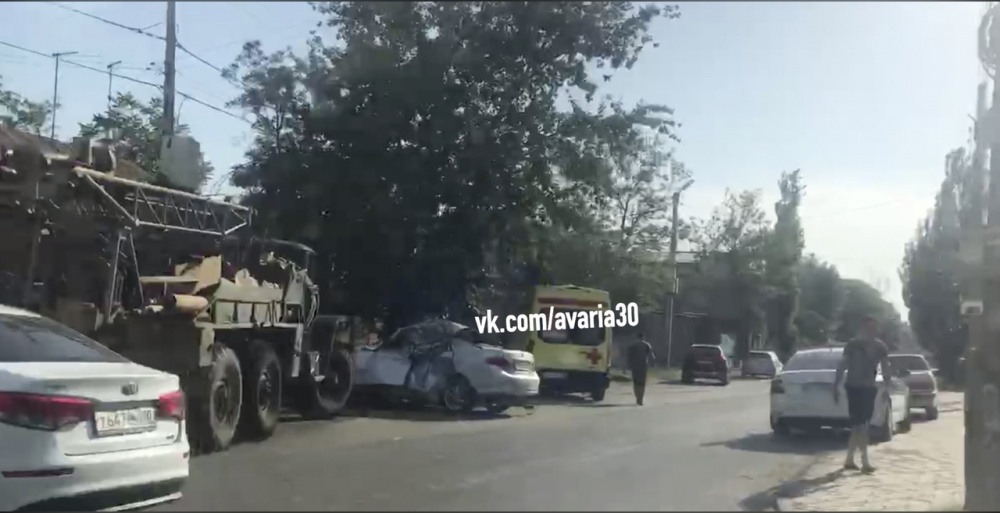 Королле не повезло: грузовик Урал на перекрестке Бакинской и Мечникова подмял иномарку