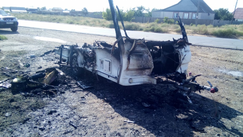 На астраханской трассе дотла сгорел вагон-прицеп