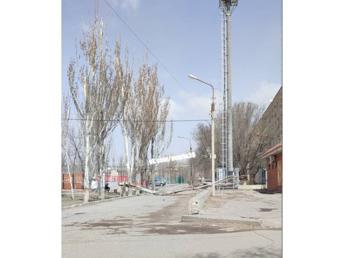 Шквалистый ветер вновь ломает деревья в Астрахани