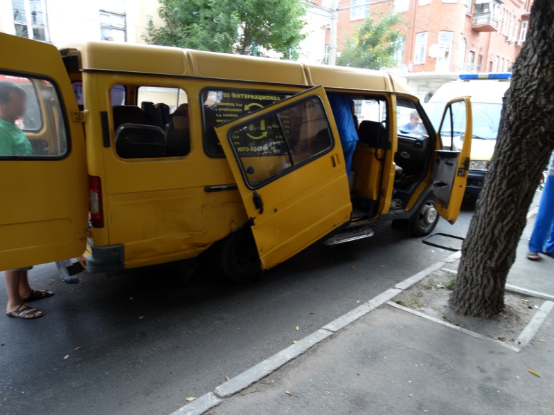 В центре Астрахани столкнулись маршрутка и внедорожник: пострадали семь человек