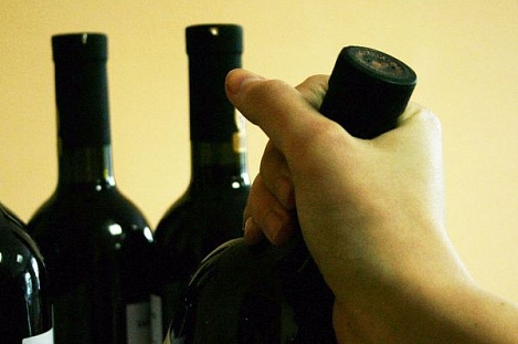 Астраханец  украл из магазина бутылку виски и два блока сигарет, но забыл там подругу