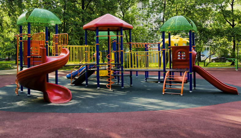 В Астрахани ребенок получил серьезные травмы на детской игровой площадке