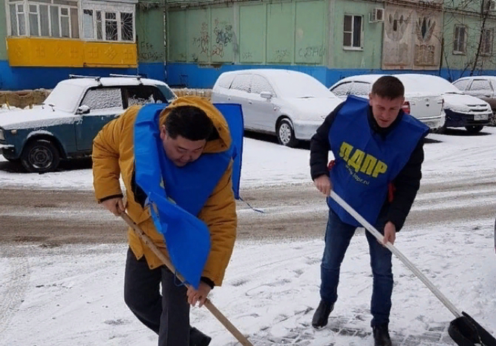 Депутаты от ЛДПР взялись за лопаты