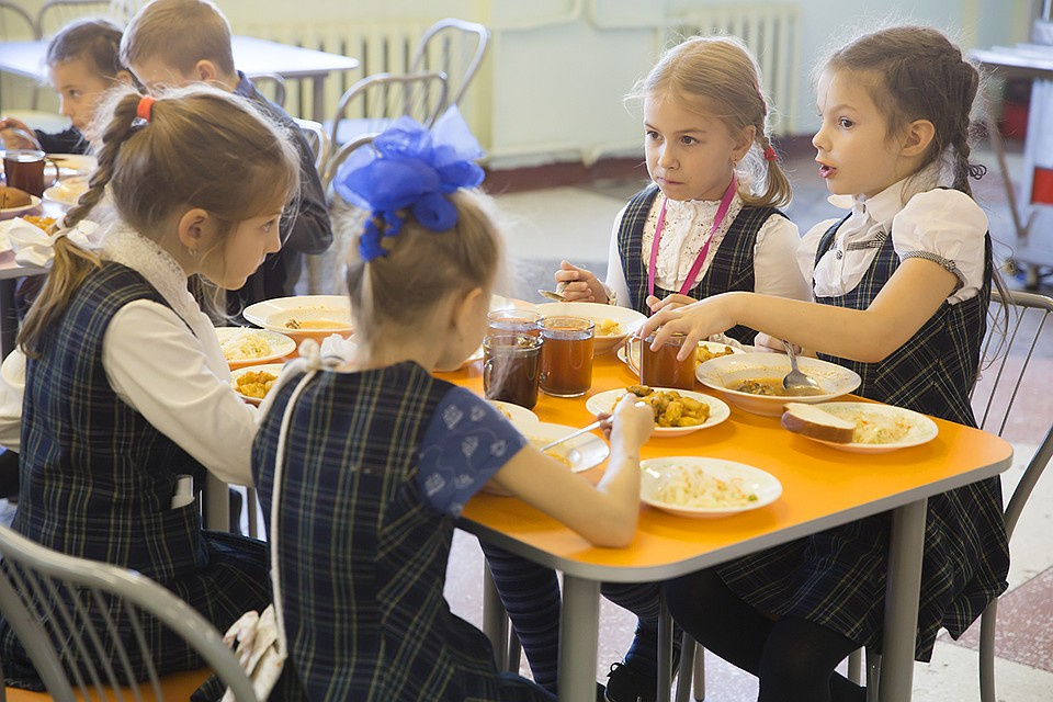 Стало известно, сколько денег выделило астраханское правительство на школьные завтраки