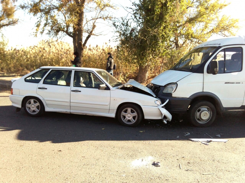 В Астрахани столкнулись легковушка и маршрутка: пострадали три  человека