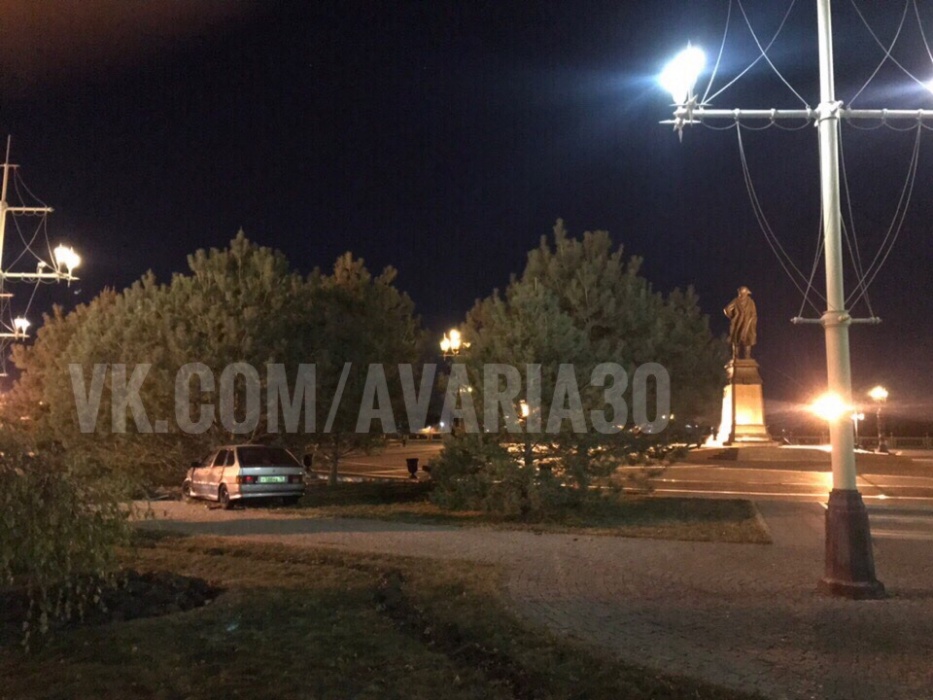 Заблудился в трех соснах: на площади Петра автолюбитель не смог разъехаться с деревом