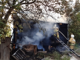 В Астрахани из-за курильщика спасали пять человек