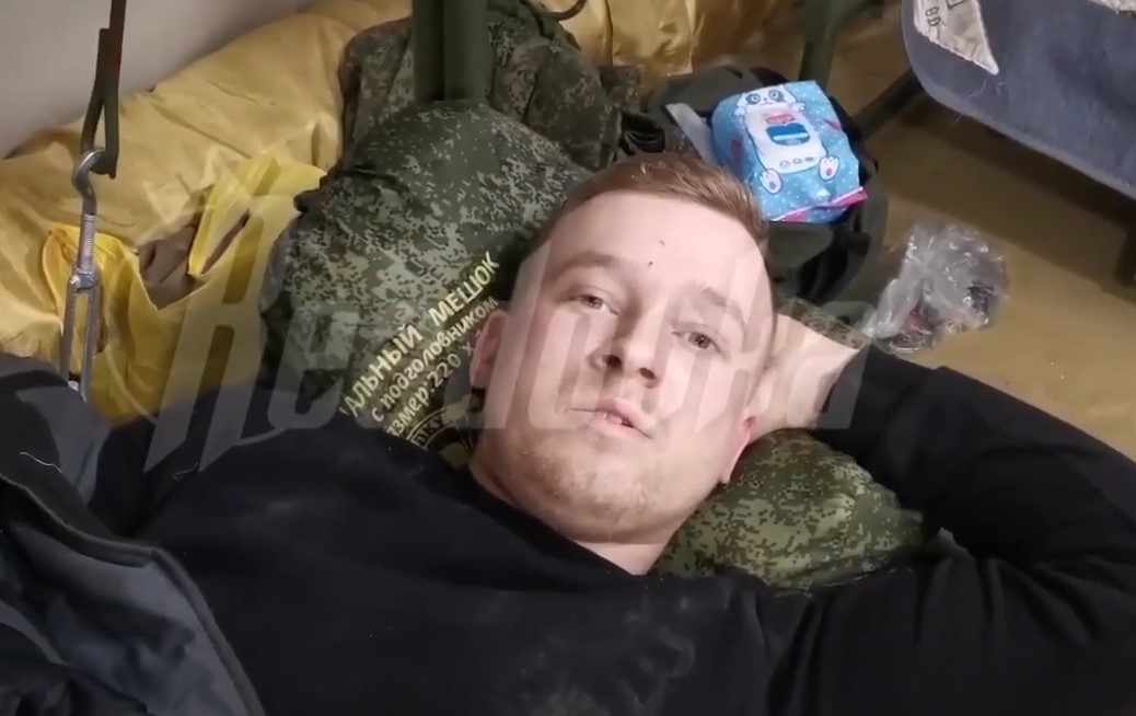 Российские военные спасли раненого украинского националиста: видео